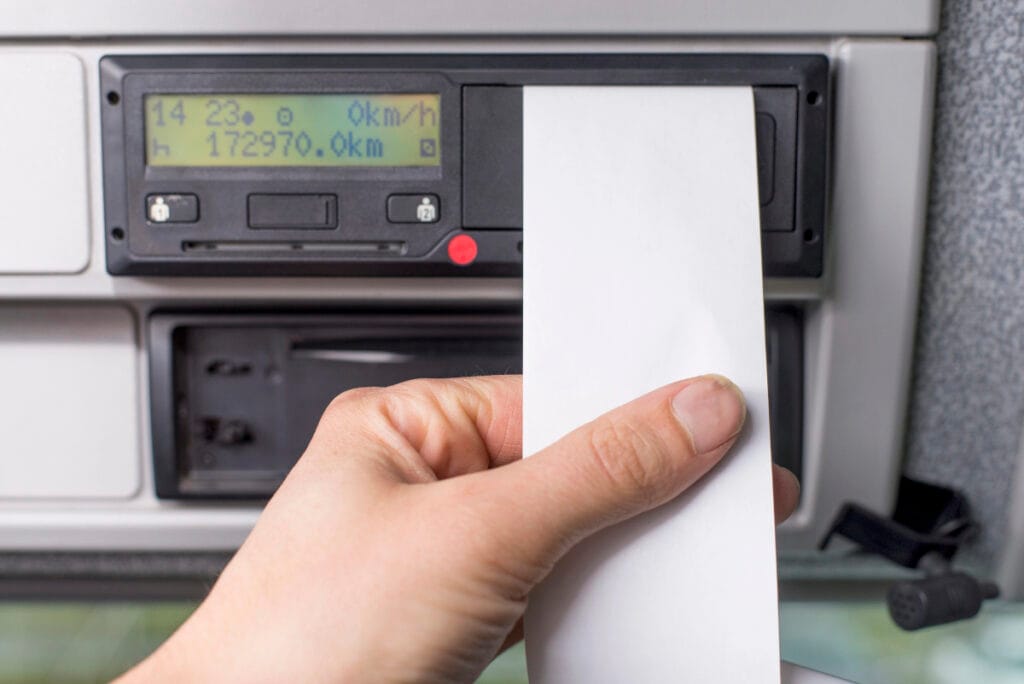 Registro de tacógrafo poderá ser usado para multar excesso de velocidade; entenda