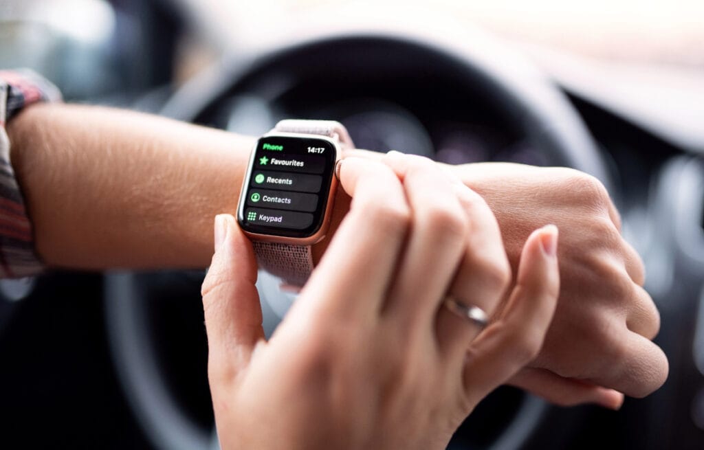 Uso de smartwatch ao dirigir: entenda o que diz a lei e os riscos de multa