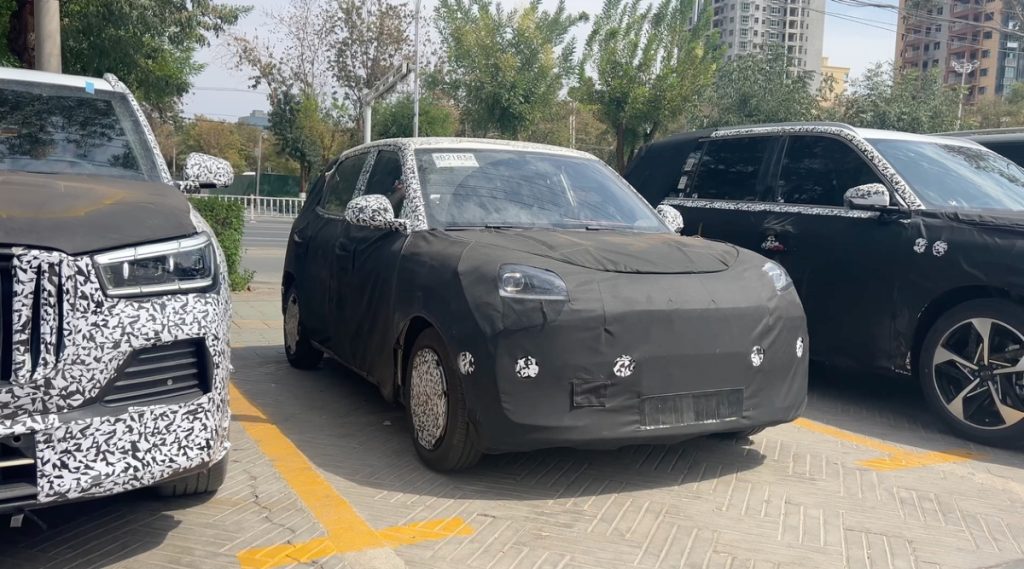 Geely EX1: Flagras revelam novo hatch elétrico que promete rivalizar com BYD Dolphin Mini